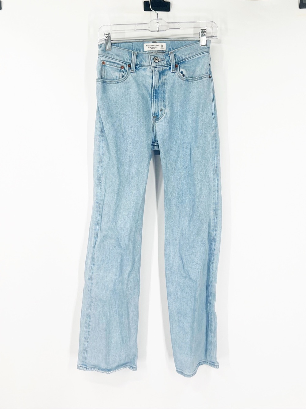 Abercrombie & Fitch The ‘90s Relaxed Jeans High Rise Light Wash